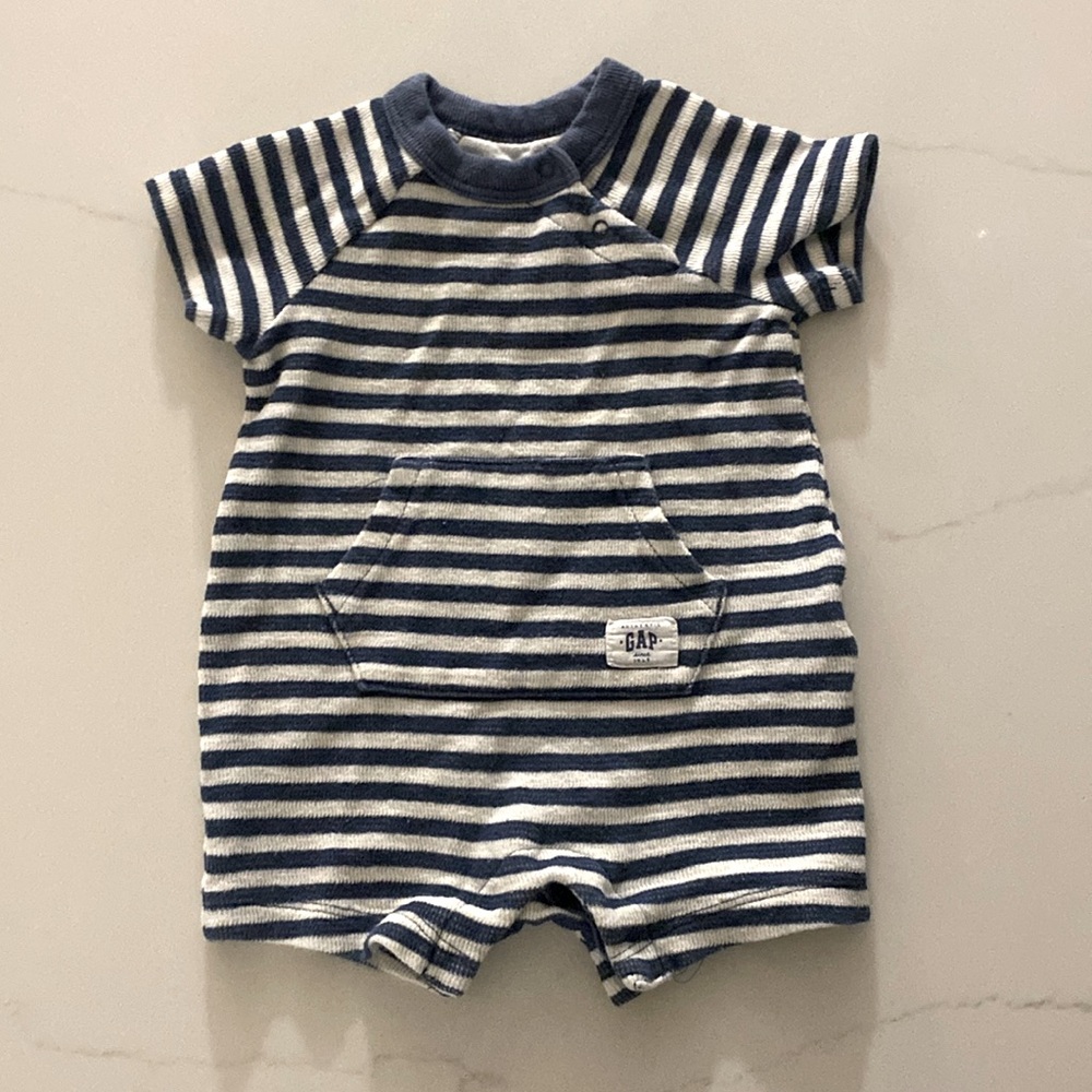 ⚫️ GAP ⚫️ blue and white short onesie - size 3-6 months